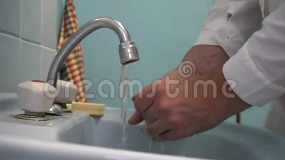 男外科医生在手术前洗手视频的预览图