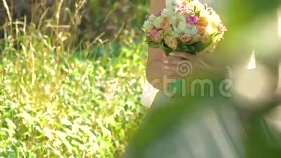 新娘在慢镜头中嗅着她的婚礼花束视频的预览图