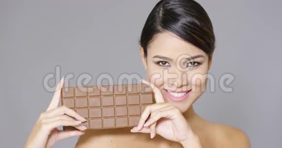 漂亮女人咬着一块巧克力视频的预览图