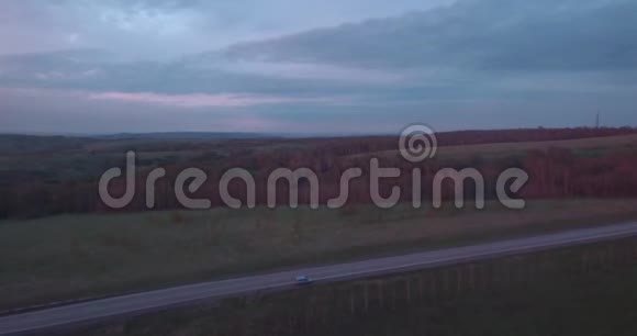 空中景观乘坐高速公路卡车和几辆汽车在日落和云彩4K视频的预览图