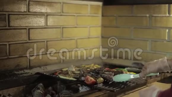 他在做饭后院烤架上的牛肉牛排生牛排烧烤视频的预览图