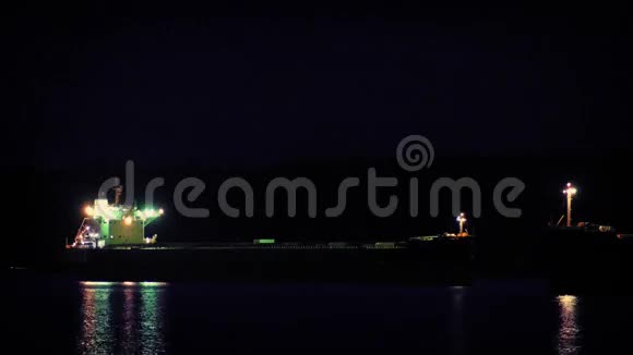 晚上在海湾的油轮视频的预览图