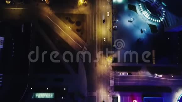 美妙的夜晚天际线与明亮的摩天大楼录像市中心的景色色彩缤纷的旅行背景视频的预览图