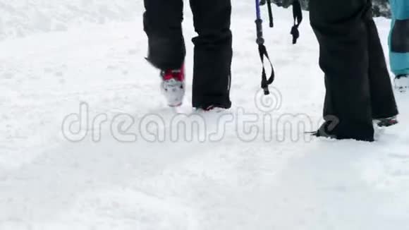 滑雪者滑雪后休息一下视频的预览图