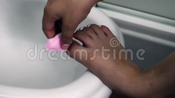 一个十几岁的女孩用棉花去除指甲油视频的预览图