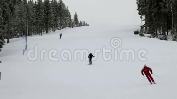 老年人喜欢在冬季滑雪视频的预览图