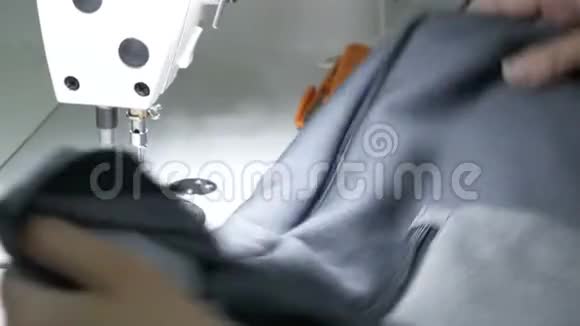 裁缝在缝纫机上工作视频的预览图