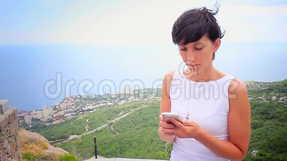 女孩在你的智能手机上读短信视频的预览图