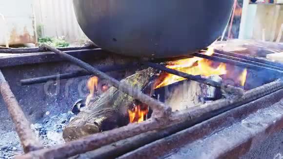 博格拉奇汤配辣椒肉豆蔬菜饺子传统匈牙利古拉什在大锅熟食视频的预览图