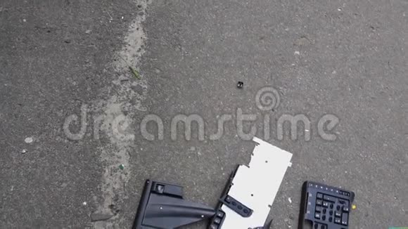 碎成小块键盘躺在人行道上慢动作视频的预览图