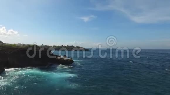 沿着热带岛屿岩石海岸飞行视频的预览图