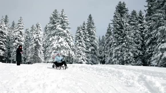 两个女人和小女孩在冬天玩视频的预览图