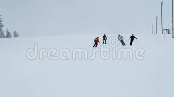 一群老年人在阴天滑雪视频的预览图
