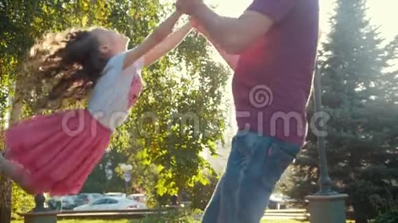 快乐的父女在夏日公园玩耍慢动作视频的预览图