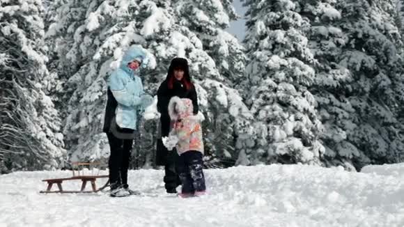 小女孩两个年轻女人享受冬天的时光视频的预览图