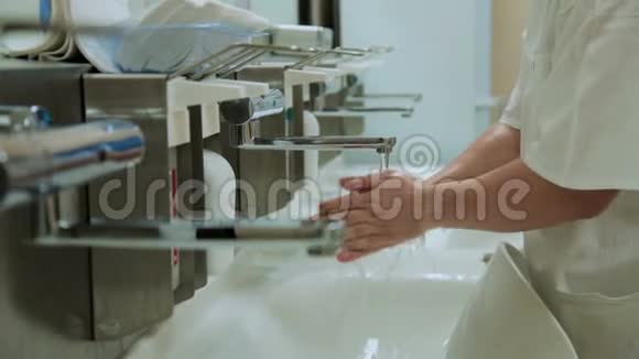 外科医生在手术前洗手使用正确的清洁技术特写视频的预览图