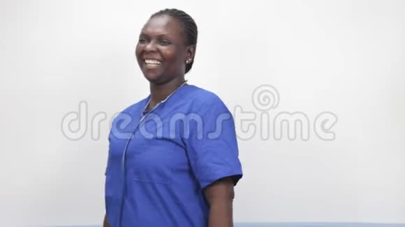 年轻女性护士的肖像快乐视频的预览图