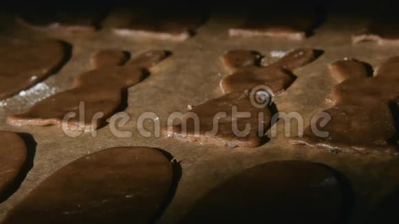 心形饼干用于情人节在烤箱里烤时间安排视频的预览图
