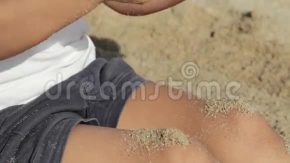 小女孩在沙滩上用脚扔沙子视频的预览图