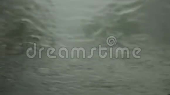 大雨从汽车挡风玻璃上掉下来视频的预览图
