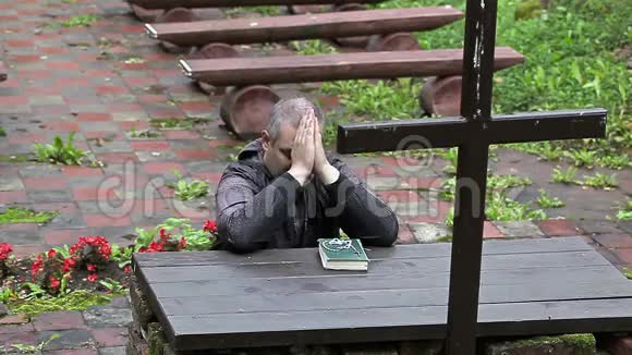 人们祈祷跪在祭坛前视频的预览图