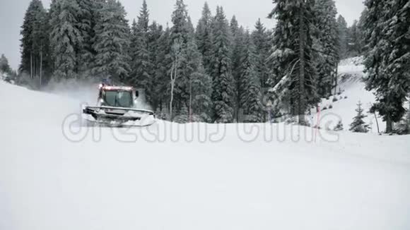 滑雪坡和专用雪机视频的预览图