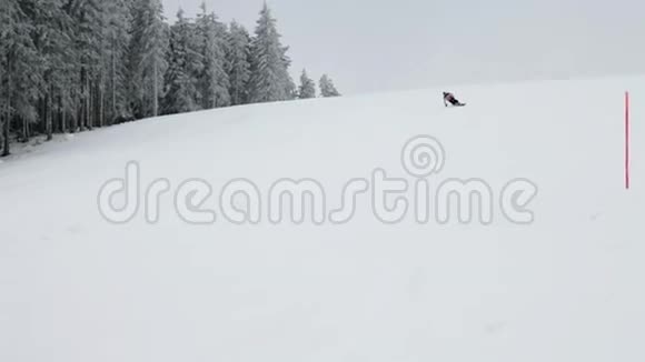 滑雪坡滑雪者享受风日视频的预览图
