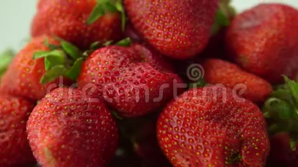 新鲜草莓在旋转视频的预览图