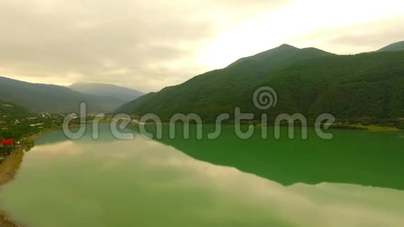大山湖的俯视图空中观景格鲁吉亚视频的预览图