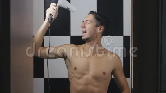 年轻人在浴室里晒头发视频的预览图