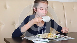 咖啡馆里的女孩吃意大利面视频的预览图