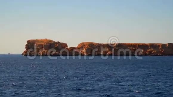 岩石海岸从船上看视频的预览图