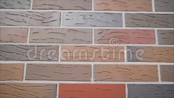 砖墙由昂贵的多色砖制成由旧砖砌成的纹理建筑的一角视频的预览图