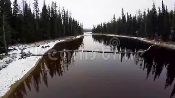 冬天弯弯曲曲的河水从湖中流过视频的预览图