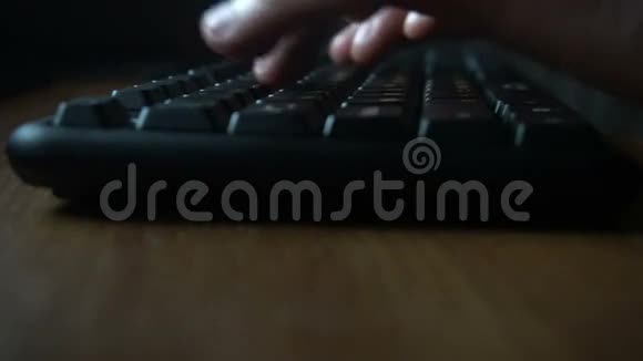 人类的双手在键盘上工作黑暗的房间视频的预览图