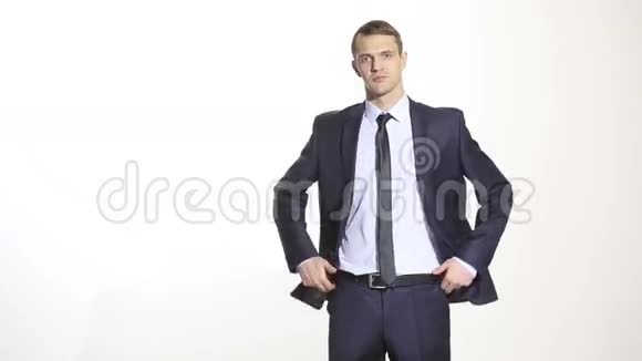 肢体语言穿商务服的男人孤立的白色背景培训管理人员销售代理占主导地位的姿态视频的预览图