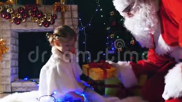 圣诞老人送给可爱的小女孩圣诞礼物盒视频的预览图