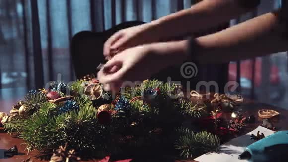 手工制作圣诞装饰视频的预览图