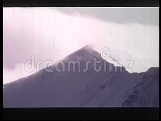 冰山坠入水中视频的预览图