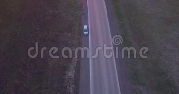 空中景观与乘坐高速公路卡车和几辆汽车在日落4K视频的预览图