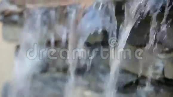 水流溅落在地上视频的预览图