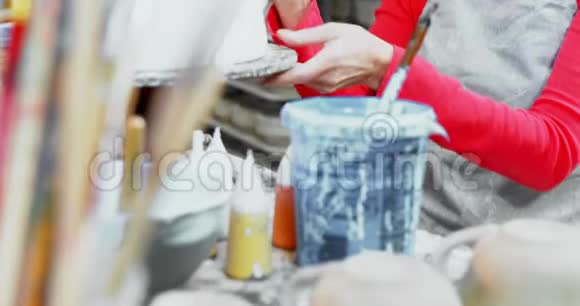 女陶工装饰碗4k视频的预览图