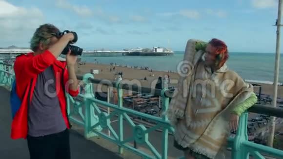 英国布莱顿在海岸拍时髦女孩照片的年轻人快乐的恋人男女度假旅行视频的预览图