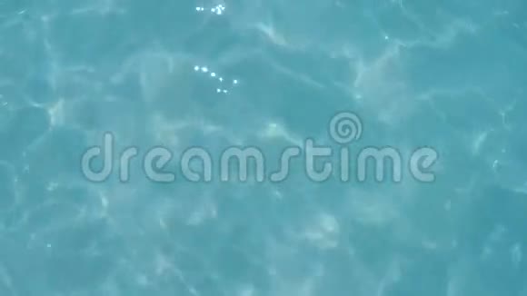 水晶理想清澈的蓝海水高清GoPro慢速运动背景泰国西米兰群岛视频的预览图