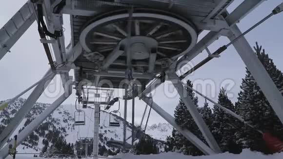 有空长凳的滑雪者的涡轮升降机视频的预览图