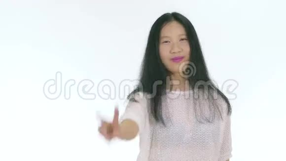 亚洲青少年显示和平手标志视频的预览图