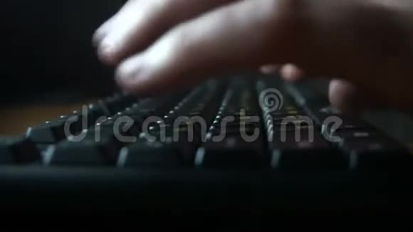 人类的双手在键盘上工作黑暗的房间视频的预览图