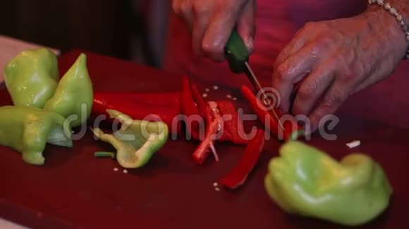 男人切番茄和沙拉椒的观点视频的预览图