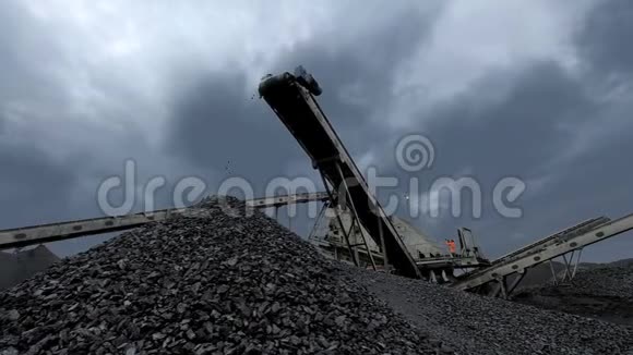 煤矿皮带运输机落煤概况视频的预览图