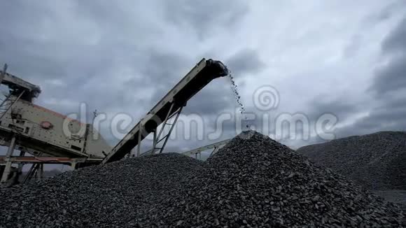 煤矿皮带运输机落煤概况视频的预览图
